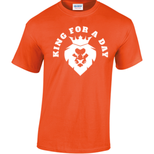 Printfashion Oranje T-shirt – “King for a Day” Vier Koningsdag als een echte koning met het Printfashion Oranje T-shirt – “King for a Day”. De knallende oranje kleur valt meteen op en de stoere tekst “King for a Day” laat zien dat jij vandaag de macht hebt over het feest. Het T-shirt zit heerlijk comfortabel en is ideaal voor lange dagen op de vrijmarkt, bij borrels of tijdens feestjes met vrienden. Trek ’m aan en laat iedereen weten dat jij vandaag de ware koning bent. 👑🧡