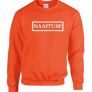 Trek deze Printfashion Oranje Hoodie – “Naaitum” aan en laat je Tilburgse roots zien met een flinke knipoog. De feloranje kleur valt direct op en de stoere, korte tekst “Naaitum” laat iedereen weten dat jij van aanpakken houdt en een beetje eigenwijs durft te zijn. De hoodie zit heerlijk comfortabel en is perfect voor lange dagen buiten, op stap met vrienden of gewoon casual in de stad. Met deze opvallende en humoristische hoodie combineer je stijl, comfort en een flinke dosis karakter. Trek ’m aan en maak duidelijk dat jij het leven niet te serieus neemt, maar er wel volledig van geniet. 🧡