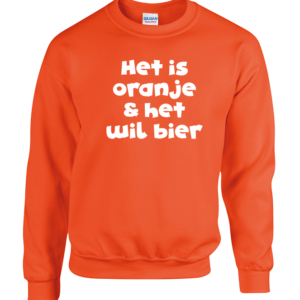 Vier Koningsdag in stijl met de Printfashion Oranje Sweater – “Het is oranje & het wil bier”. De knallende oranje kleur valt direct op en de humoristische tekst laat zien dat jij klaar bent voor een dag vol plezier, gezelligheid en natuurlijk… een biertje. Deze sweater zit heerlijk comfortabel en is ideaal voor lange feestdagen, borrels, vrijmarkten of een avondje met vrienden. Met deze opvallende en grappige sweater combineer je feeststemming, stijl en een flinke dosis humor in één kledingstuk. Trek ’m aan en laat zien dat jij de ultieme Koningsdag-vibes hebt! 🍺🧡