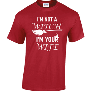👕 T-shirt “I’m not a witch, I’m your wife” Laat je gevoel voor humor zien met dit speelse T-shirt! 😄 Of je het nu cadeau doet of zelf draagt, dit shirt zorgt gegarandeerd voor een glimlach. Verkrijgbaar in 7 trendy kleuren, gemaakt van zachte, comfortabele kwaliteit en perfect voor dagelijks gebruik. De opdruk “I’m not a witch, I’m your wife” is duurzaam bedrukt, zodat hij was na was mooi blijft. ✨ Verkrijgbaar bij HB-Webshop Rijen – waar stijl en fun samenkomen! HB-Webshop is een onderdeel van HB-Creati