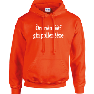 Vier de dag in stijl met de Printfashion Oranje Hoodie – “Òn mèn lèèf gin pollenèèze”. De knallende oranje kleur valt direct op en de Tilburgse tekst laat zien dat jij humor en attitude perfect weet te combineren. Deze hoodie zit heerlijk warm en comfortabel, ideaal voor frisse dagen, lange stadsfeesten of gezellige avonden met vrienden. Trek ’m aan en laat iedereen zien dat Tilburgs karakter en humor bij jou altijd aanwezig zijn! 🧡😄 PrintFashion.nl is een onderdeel van HB-Creations uit Rijen