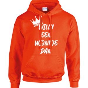 Printfashion Oranje Hoodie – “Willy een wijntje dan” Vier Koningsdag in stijl met de Printfashion Oranje Hoodie – “Willy een wijntje dan”. De opvallende kleur en de speelse tekst zorgen ervoor dat jij niet onopgemerkt blijft tijdens feestjes, borrels of op de vrijmarkt. De hoodie zit heerlijk comfortabel en warm, perfect voor lange dagen en gezellige avonden. Trek ’m aan en laat zien dat jij Koningsdag viert met een glimlach en een wijntje. 🍷🧡. Printfashion is een onderdeel van HB-Creations uit Rijen.