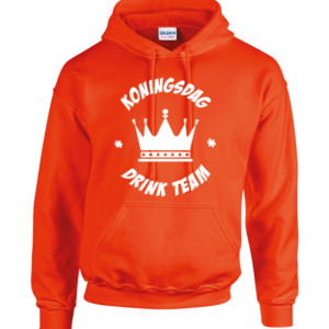 Oranje Hoodie Koningsdag Drink Team Met de oranje hoodie Koningsdag Drink Team ben je klaar voor een lange dag én avond vol feest. Zacht, warm en opvallend, met een print die meteen zorgt voor sfeer en herkenning binnen jouw groep. PrintFashion.nl is een onderdeel van HB-Creations uit Rijen.